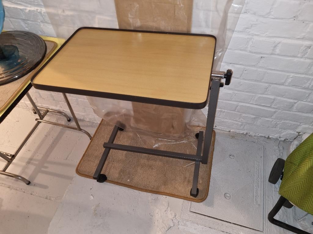 Table de lit Thuasne réglable et inclinable (60x40cm), Maison & Meubles, Tables | Tables d'appoint, Enlèvement