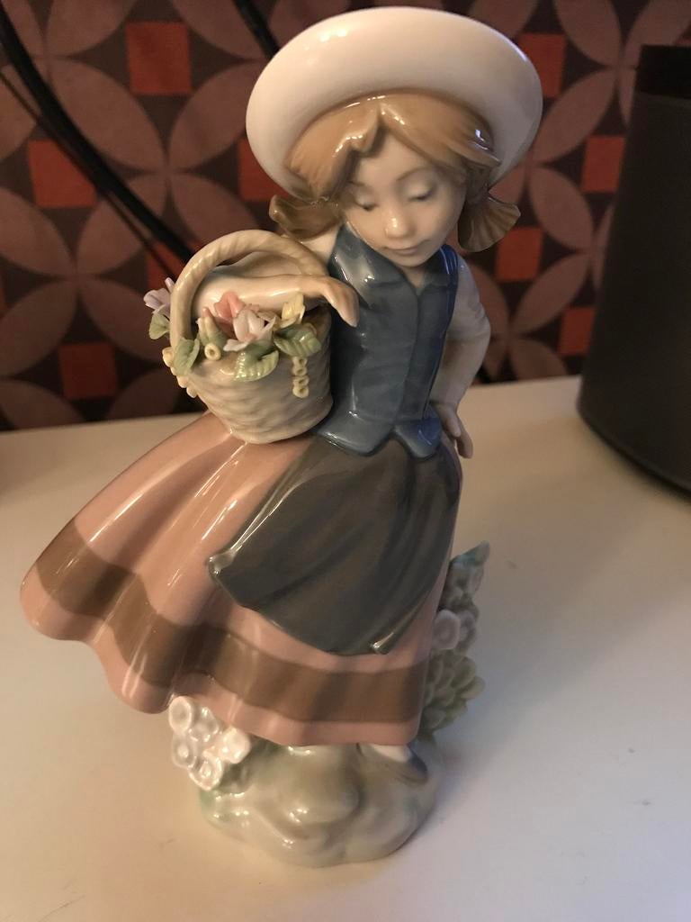 Lladro beeldje Spaans porselein. Bloemenmeisje, Verzamelen, Ophalen of Verzenden, Zo goed als nieuw