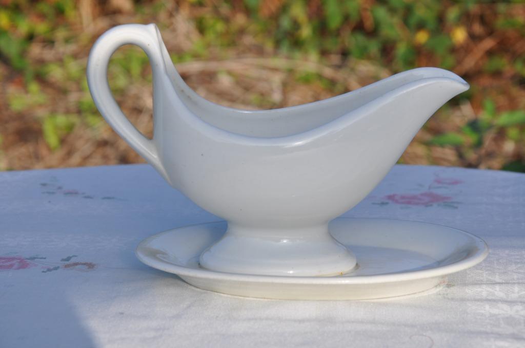 §  saucière monobloc blanche Maastricht, Antiquités & Art, Enlèvement ou Envoi