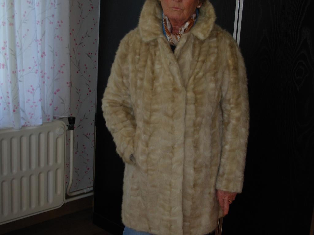 MANTEAU FEMME TRES ELEGANT CHAUD PATTES VISONS VISON, Enlèvement ou Envoi, Comme neuf, Beige