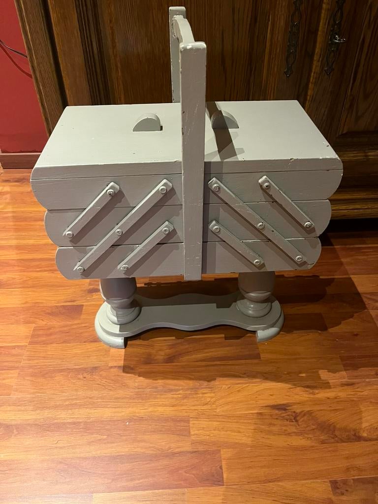 Vintage uitklapbare houten naaikist op poten, Ophalen, Gebruikt