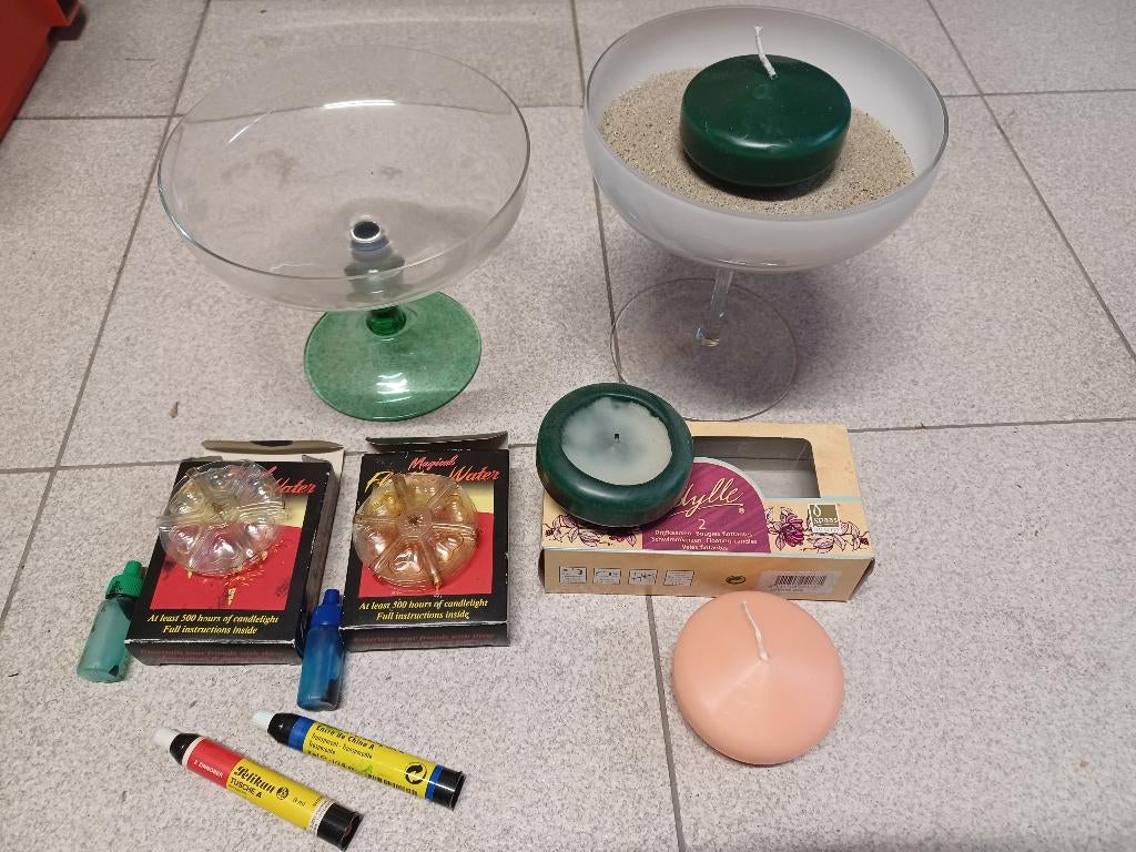 2 glazen schalen op voet voor (drijf)kaarsen met extra's, Ophalen, Schaal, Rond, Glas