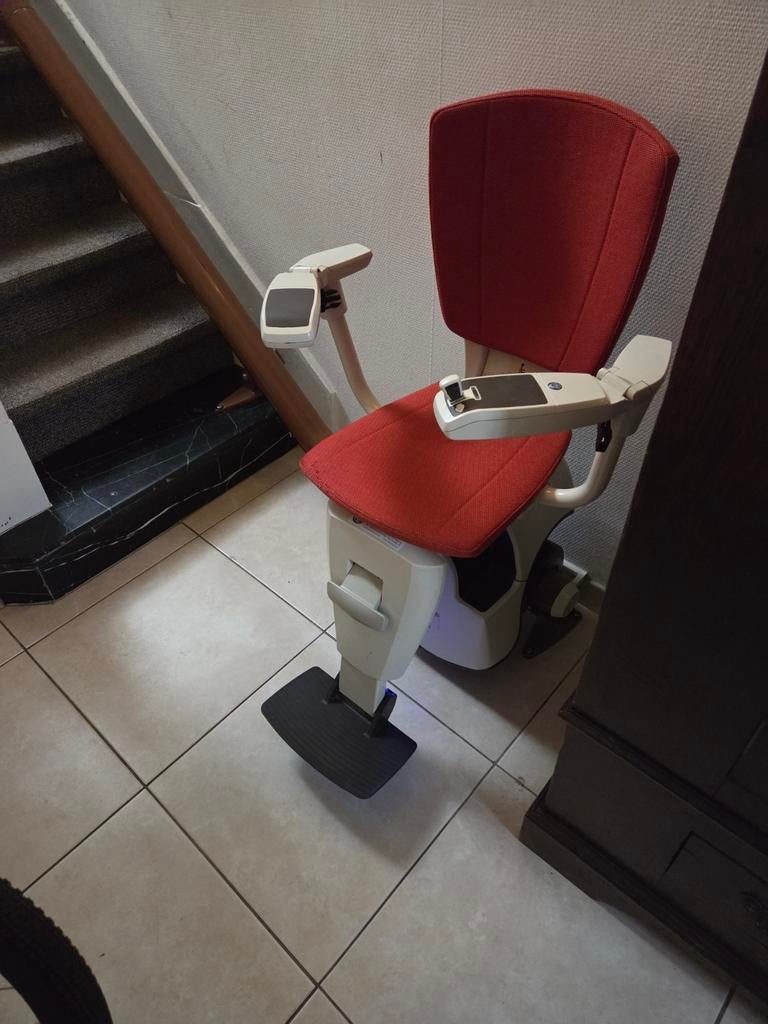 Trappenlift - merk Thyssenkrupp, Ophalen, Gebruikt, Met bocht