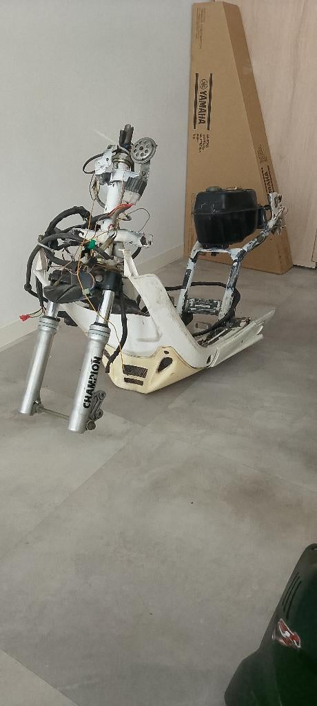 Capuchon inférieur en plastique blanc —Yamaha Booster Spirit, Vélos & Vélomoteurs, Enlèvement ou Envoi, Capot, Yamaha