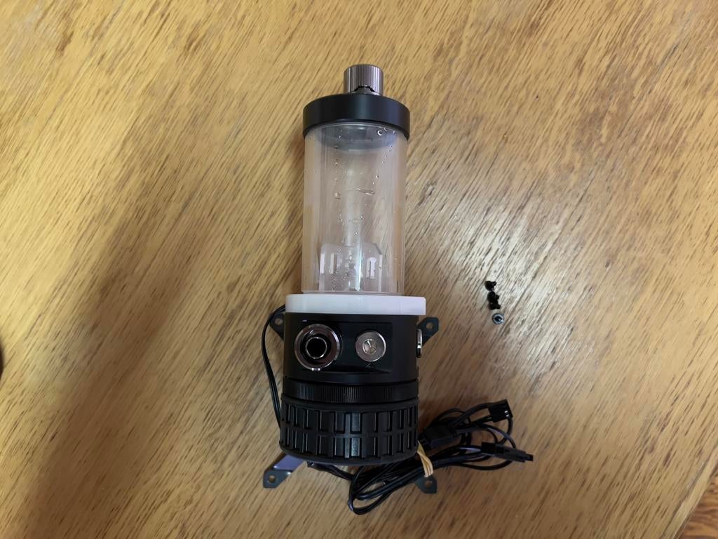 EK D5 pomp met reservoir, Computers en Software, Computerkoelers, Ophalen of Verzenden, Gebruikt, Waterkoeling