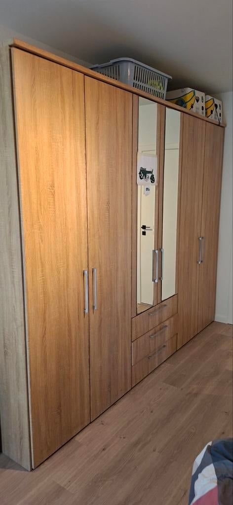 6 deur kast in zeer goed  staat gratis, Huis en Inrichting, Kasten | Kleerkasten, Ophalen of Verzenden