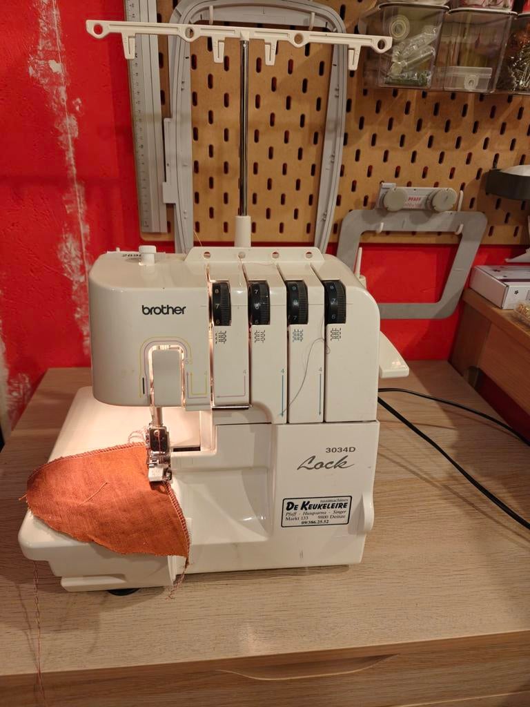 Overlockmachine Brother, Hobby en Vrije tijd, Ophalen of Verzenden, Gebruikt, Lockmachine, Brother