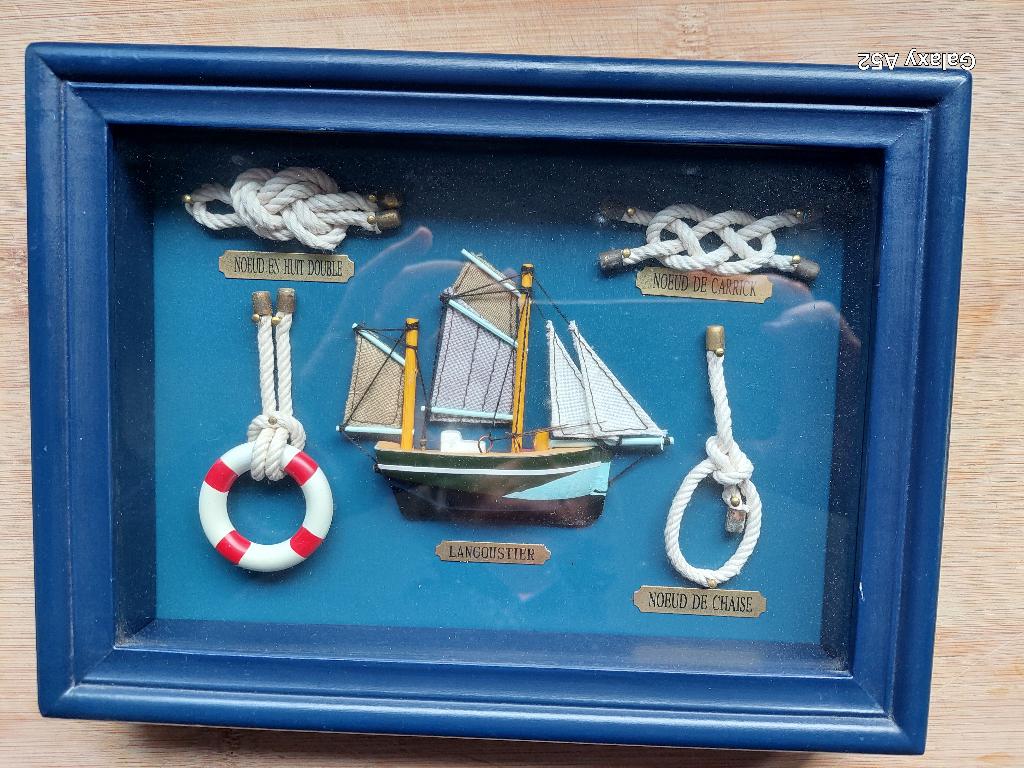 cadre en bois avec noeuds marin et langoustier miniature, Enlèvement ou Envoi, Comme neuf, Voilier, Modèle réduit