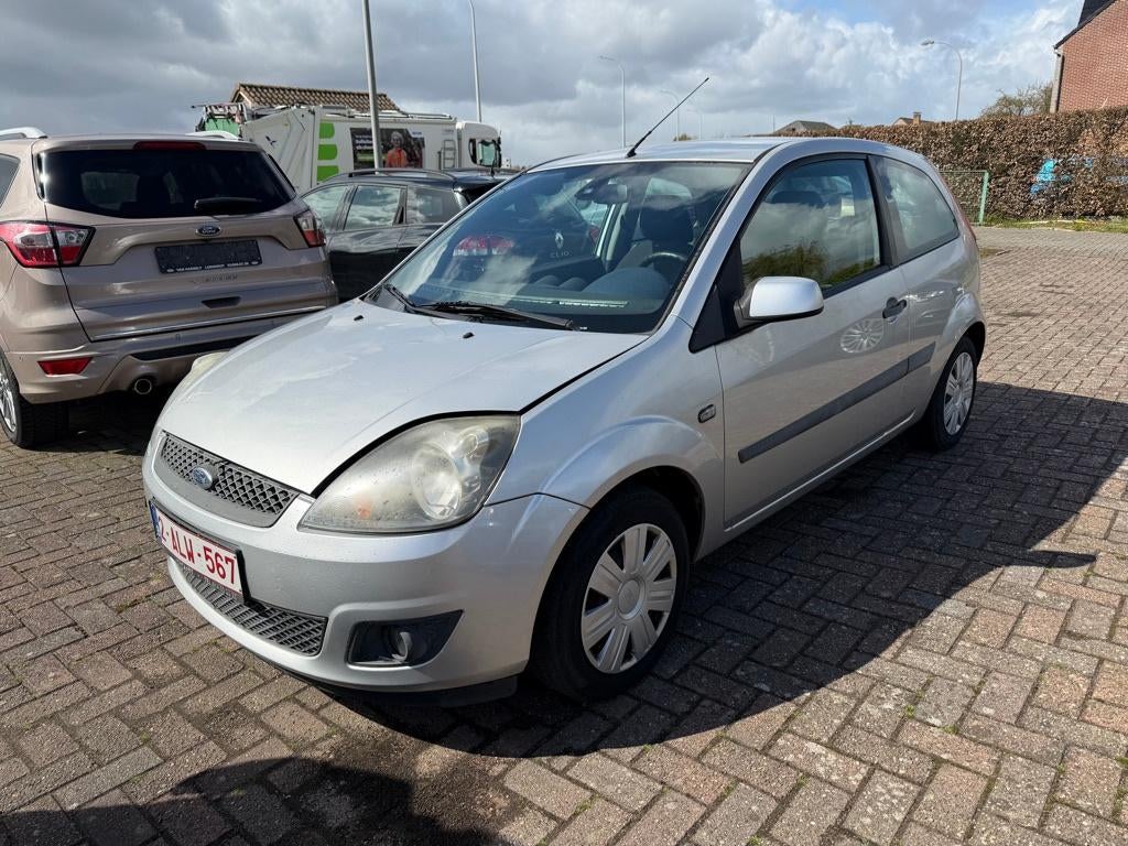 Ford Fiesta 1400cc essence - EXPORTATION UNIQUEMENT, Argent ou Gris, Achat, Interruption de démarrage, Entreprise