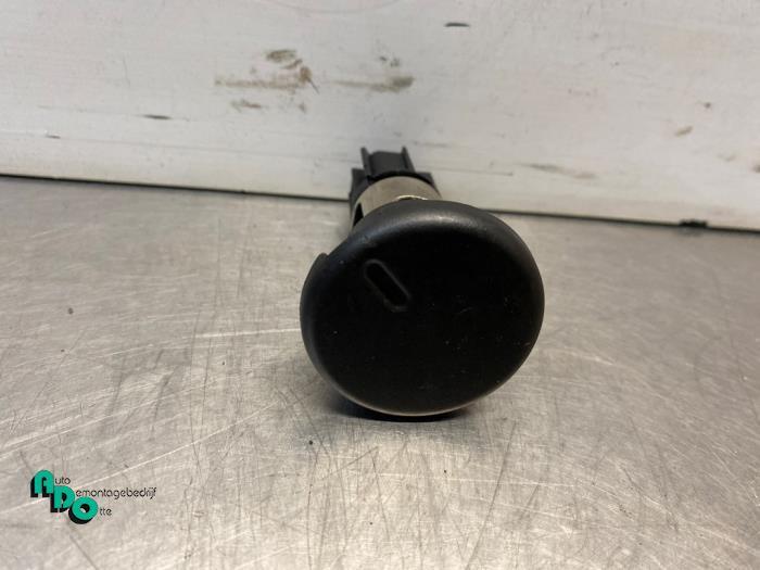 12 Volt aansluiting van een Opel Meriva (Meriva B 10-), Gebruikt, -, -, Opel