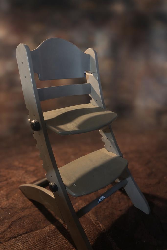 Geuther houten meegroeistoel / kinderstoel grijs, Kinderen en Baby's, Kinderstoelen, Zo goed als nieuw, Meegroeistoel, Ophalen