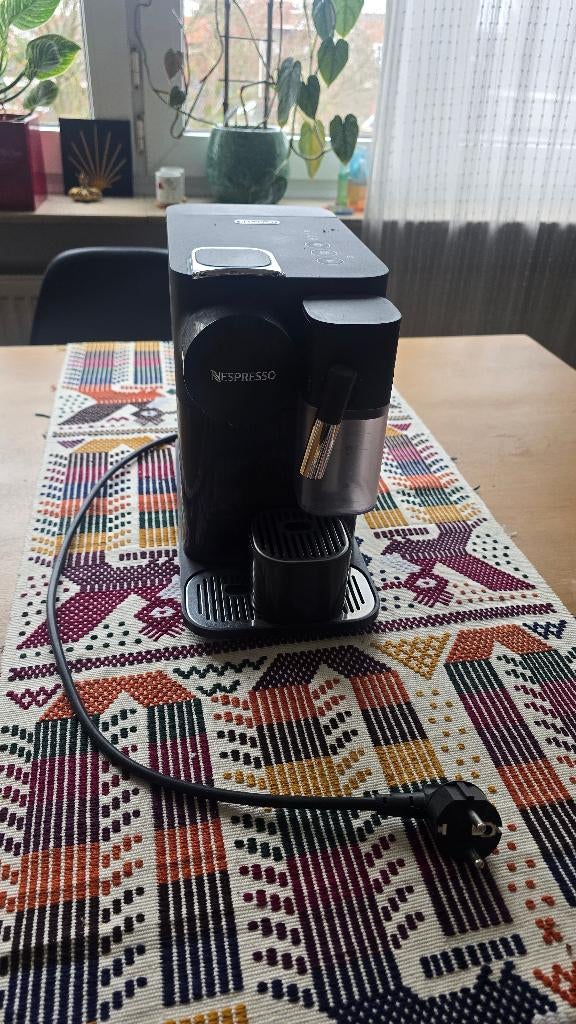 Delonghi Lattissima Koffiemachine met één capsule, Gebruikt, Espresso apparaat, Ophalen of Verzenden, 2 tot 4 kopjes