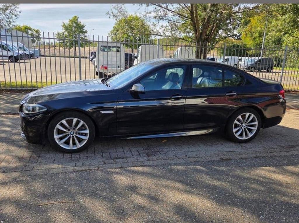 bmw f10 m550d facelift euro6b automaat 381PK origineel, Auto's, BMW, Automaat, Euro 6, Blauw, USB