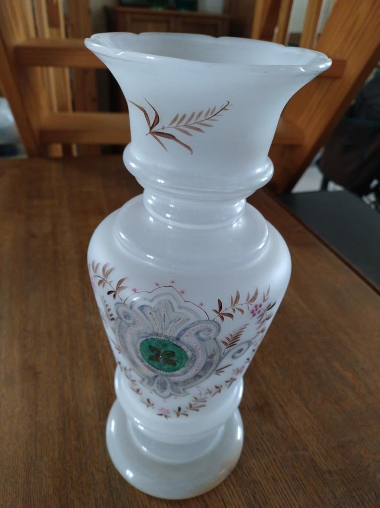 Antieke witte vaas melkglas beschilderd, Ophalen of Verzenden