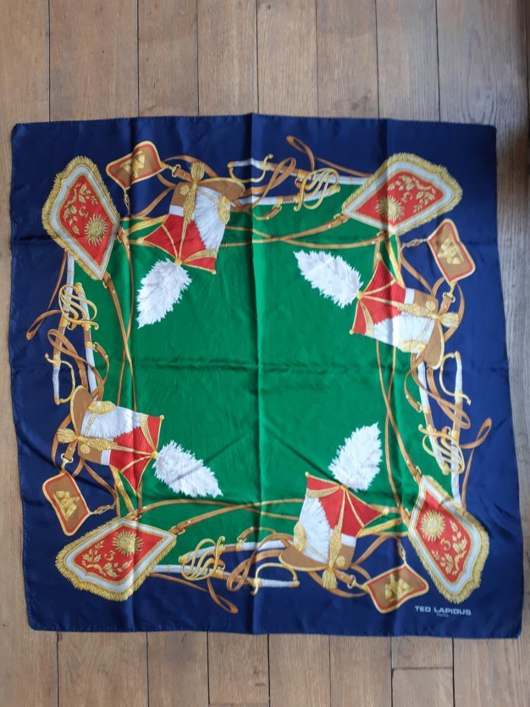 Grand foulard carré en soie Ted Lapidus vintage 1980 France, Taille 38/40 (M), Enlèvement ou Envoi, Pashmina, Porté