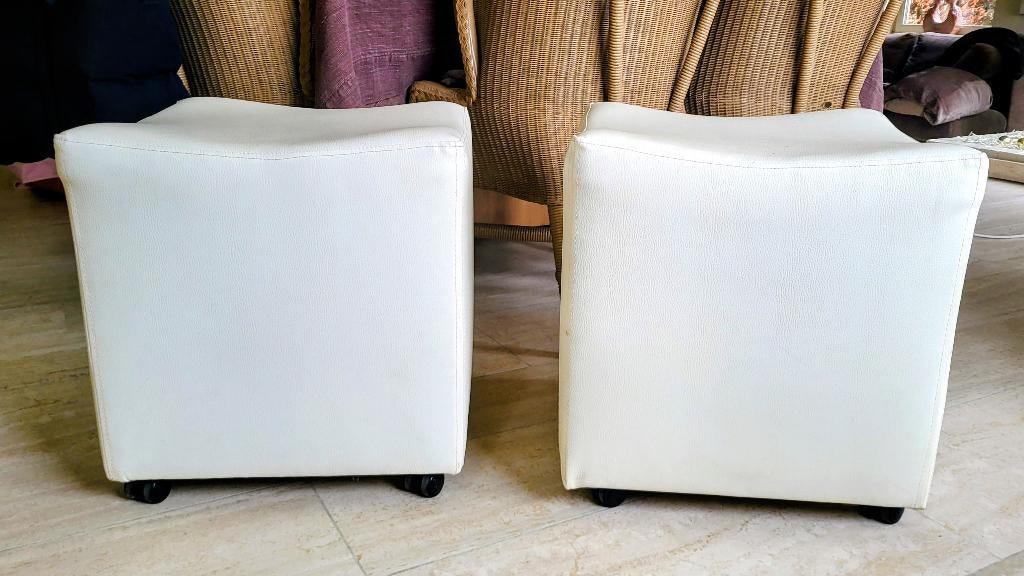 2 witte lederen poefs / kubussen – 45  45 cm – met wieltjes, Ophalen, Minder dan 50 cm, Design, Vierkant