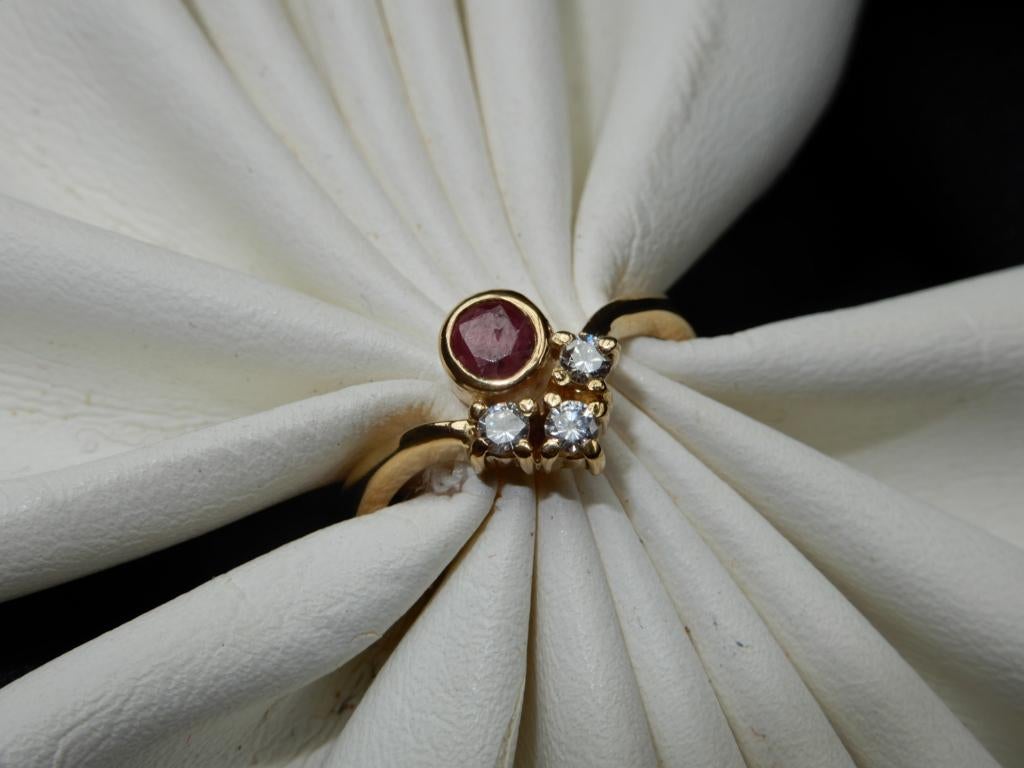 BAGUE OR JAUNE 18 CARATS +BRILLANTS +RUBIS, Bijoux, Sacs & Beauté, Bagues, 18 à 19, Comme neuf, Or, Jaune