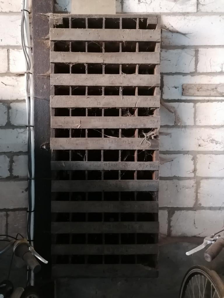 Oude houten duivenkast / broedvakkenrek