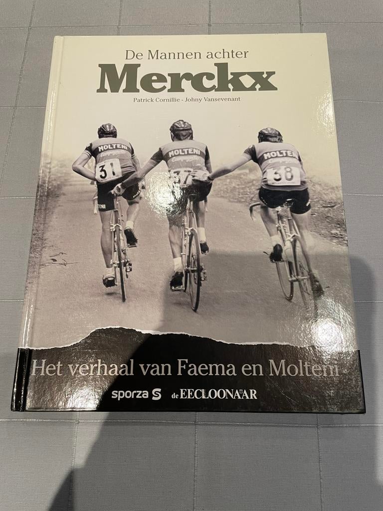 Livre « Les hommes derrière Merckx » - de EECLOONAAR, Livres, Livres de sport, Comme neuf, Enlèvement ou Envoi