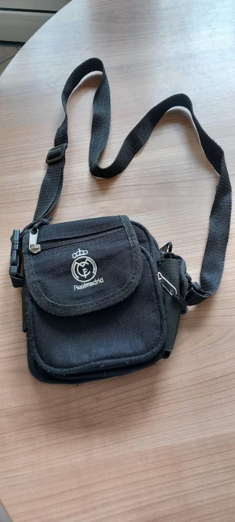 Sac à bandoulière Real Madrid pour homme., Enlèvement ou Envoi, Utilisé, Noir, Autres marques