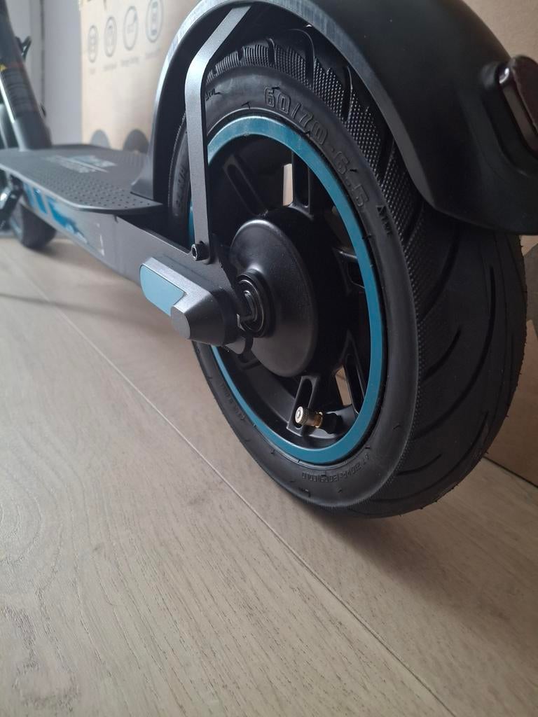 ELEKTRISCHE STEP NIEUW IN DOOS + FACTUUR EN 2 JAAR GARANTIE, Fietsen en Brommers, Steps, Ophalen of Verzenden, Nieuw, Elektrische step (E-scooter)