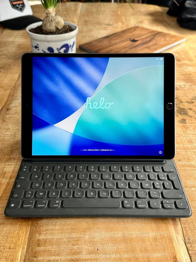 iPad Air 3 64GB + Smart Keyboard Folio, Gebruikt, Apple iPad, Zwart, 11 inch