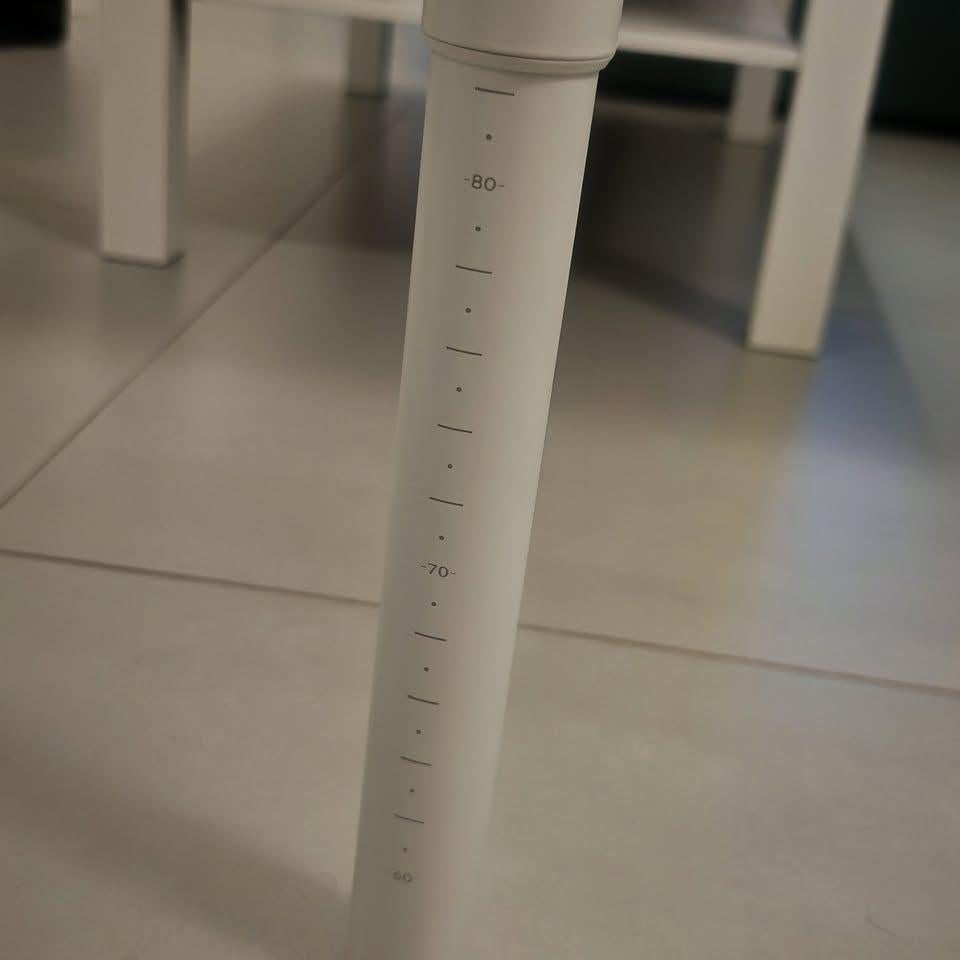 Table en bois avec pieds blancs réglables, Maison & Meubles, Comme neuf, Enlèvement, IKEA, Réglable en hauteur