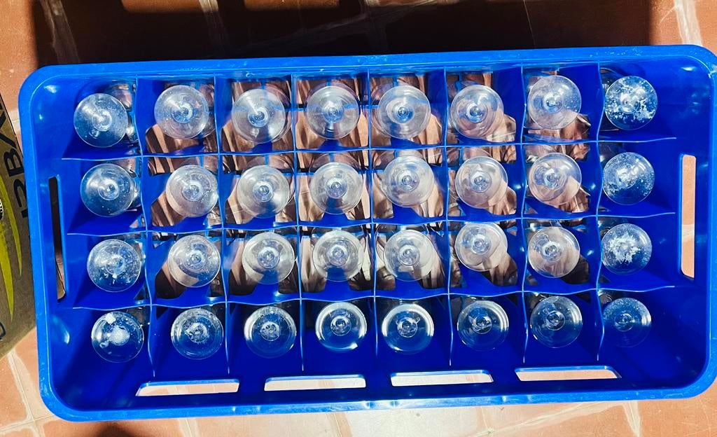 32 wijnglazen in krat, Ophalen