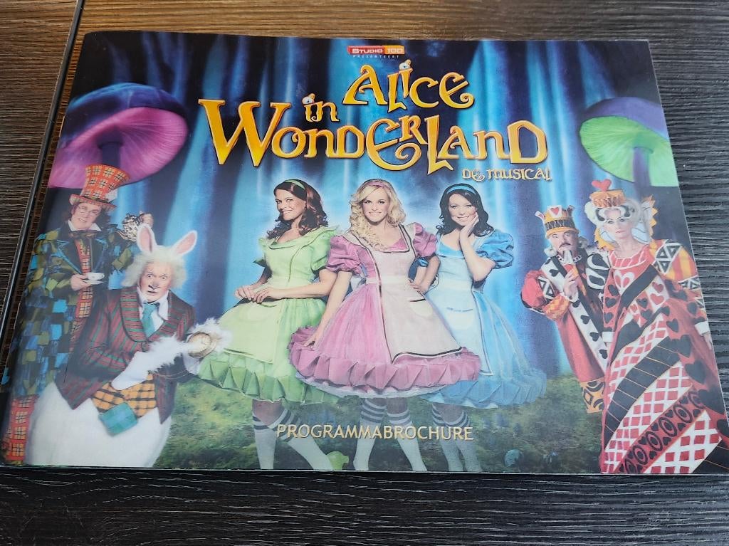 programmaboekje Studio 100 Musical Alice in Wonderland K3, Ophalen of Verzenden, Zo goed als nieuw