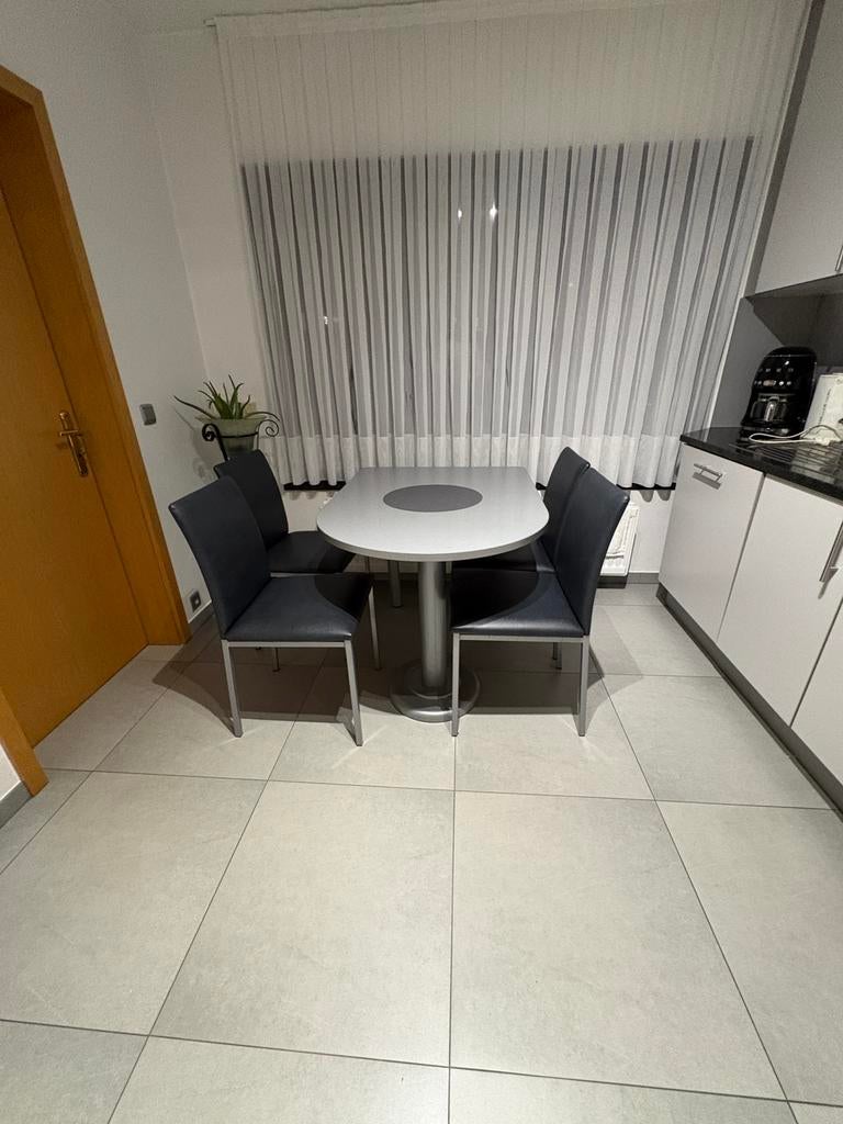 Keukentafel met 4 stoelen, Ophalen, Zo goed als nieuw