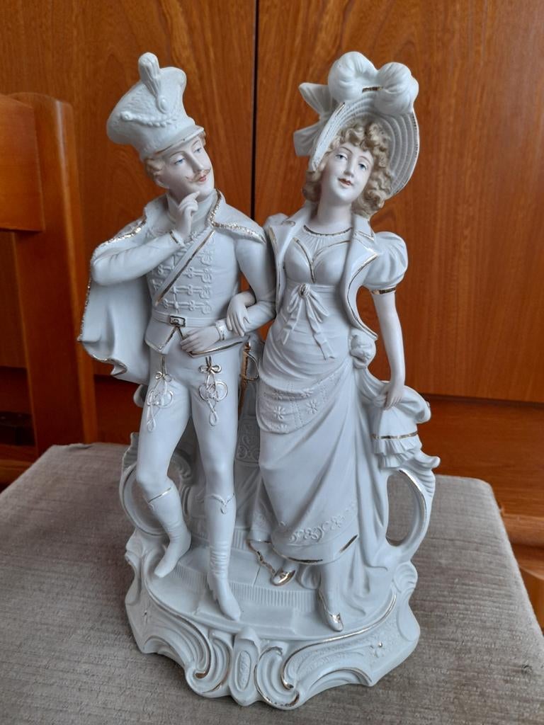 Statue vintage en biscuit blanc et doré H32, L19cm nr2276, Antiquités & Art, Enlèvement ou Envoi