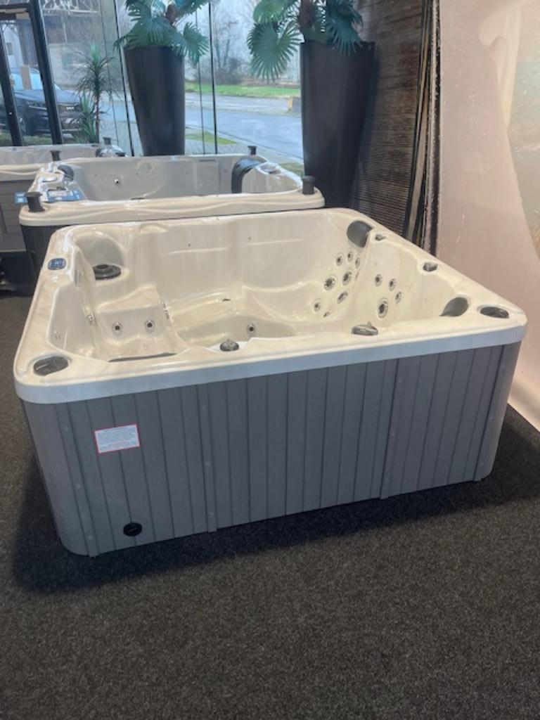 Goldline Spa 5 persoons acties extra kortingen!, Tuin en Terras, Ophalen, Nieuw, Trap, Vast