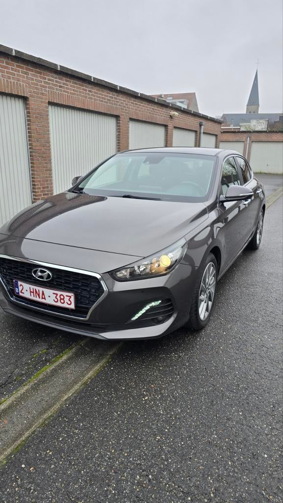 Hyundai i30 fastback 1.4 benzine, Euro 6, 4 cilinders, Leder en Stof, Handgeschakeld