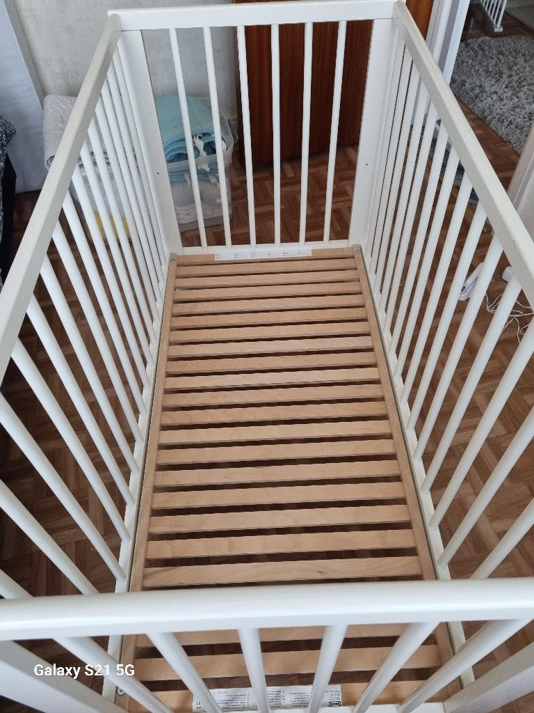 Wit babybedje met aerosleep matras en volledige uitzet, Kinderen en Baby's, Ophalen, Zo goed als nieuw, Lattenbodem