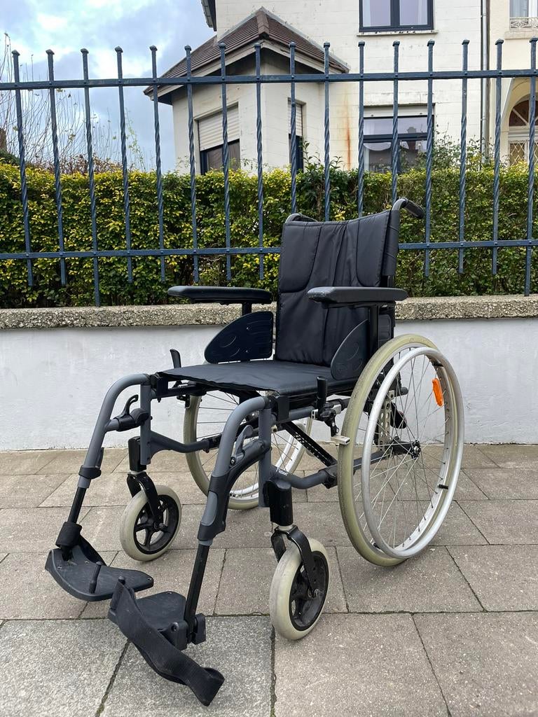 Invacare Esprit 3 Action opvouwbare rolstoel in nieuwstaat, Diversen, Ophalen of Verzenden, Inklapbaar, Zo goed als nieuw, Handbewogen rolstoel