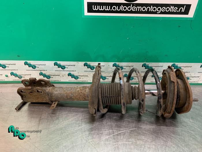 Schokdemper links-voor van een Toyota Corolla (Corolla 96-), Gebruikt, -, -, Ophalen of Verzenden