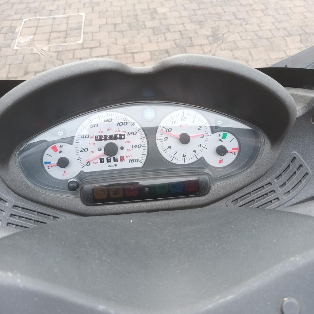 Scooter piaggio x8 125 . État impeccable., Motos, Particulier