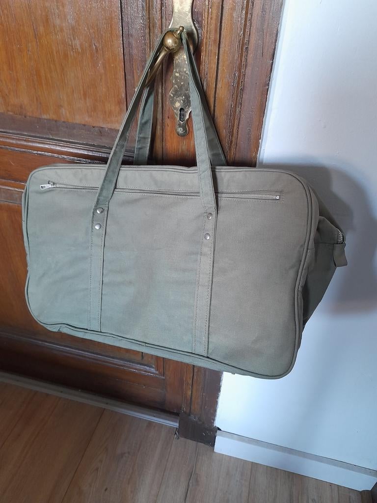 Grand sac kaki avec grande poche extérieure avec tirette, Bijoux, Sacs & Beauté, Enlèvement ou Envoi, Moins de 35 cm, Comme neuf