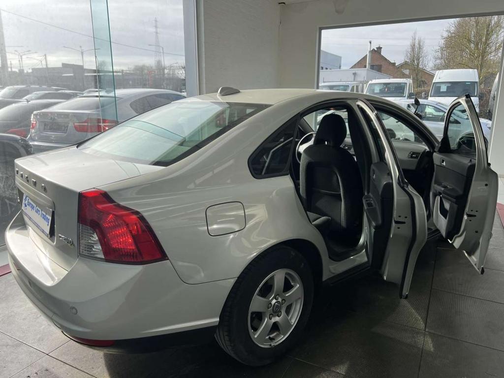 Volvo S40 DRIVe 115CH 1ÈRE MAIN DISTRIB OK GAR 12M, Auto's, Stof, Gebruikt, Zwart, 116 pk