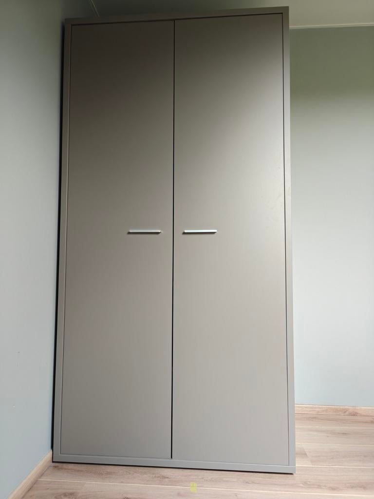 Kleerkast en bijhorend bureaumeuben, Ophalen