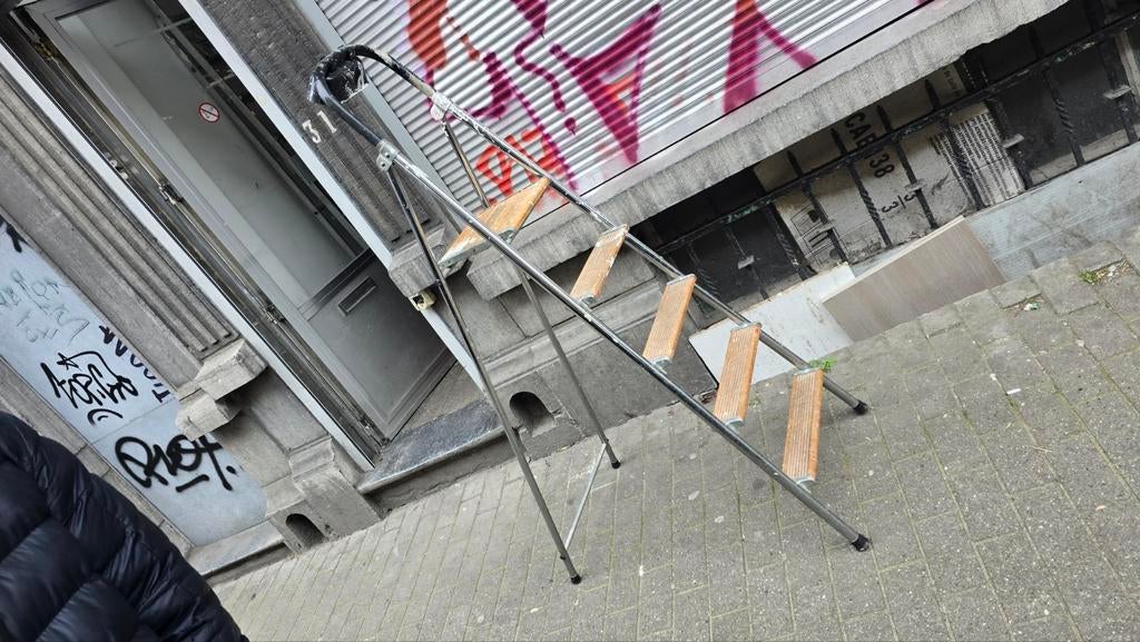 échelle en métal chromé avec quatre tiroirs solide très stab, Enlèvement ou Envoi