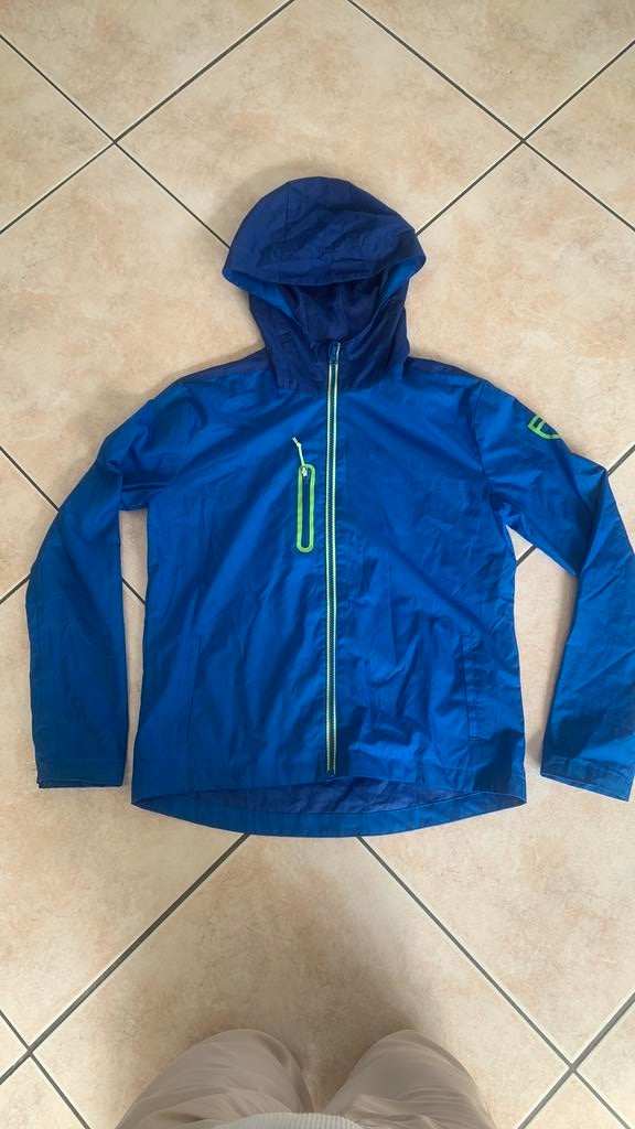 blauw Kipsta windjack/regenjas met neongele ritsen, Kinderen en Baby's, Ophalen, Zo goed als nieuw