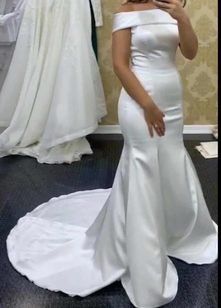 Satijnen bruidsjurk maat Medium., Kleding | Dames, Trouwkleding en Trouwaccessoires, Ophalen of Verzenden