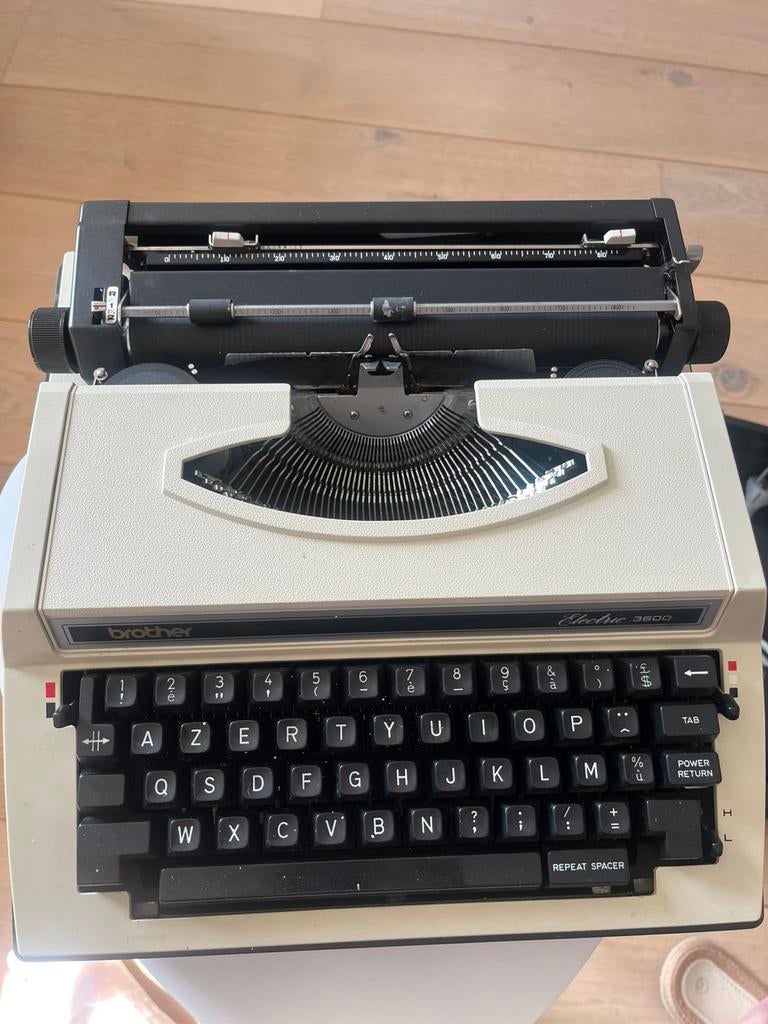 Machine à écrire électrique, Enlèvement, Utilisé