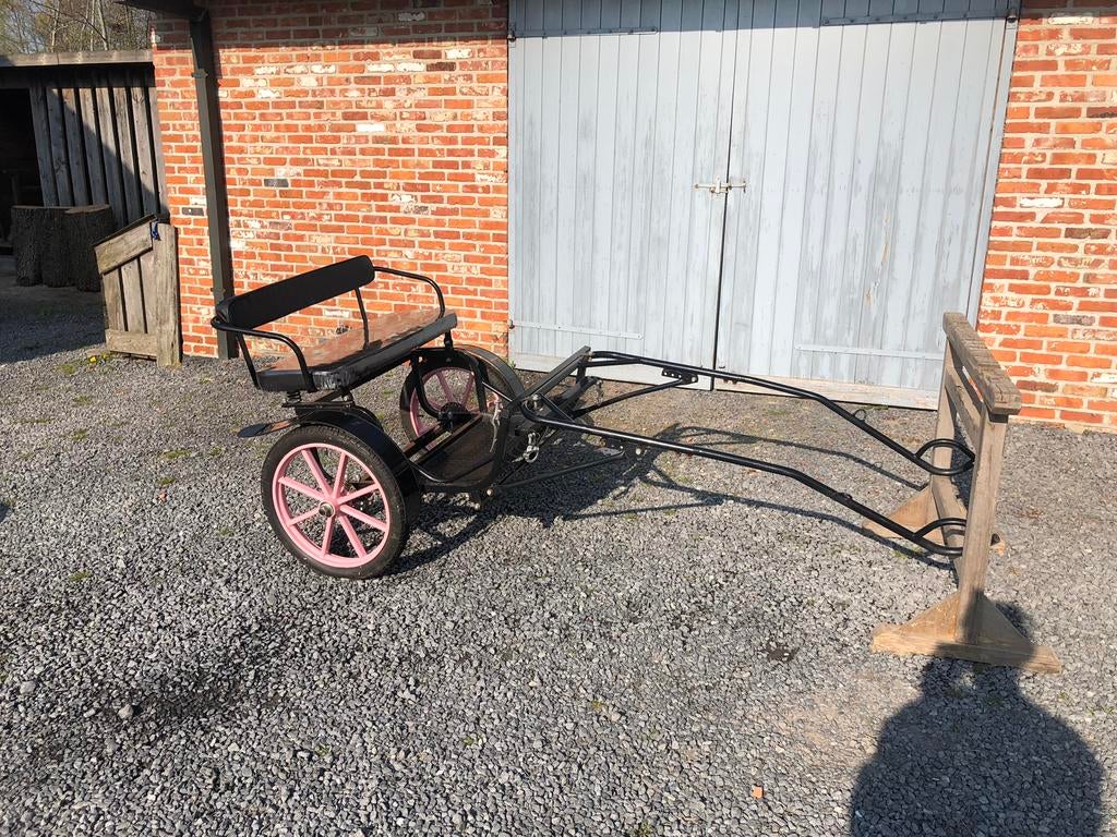 Roze sulky + bijhorend tuig, Animaux & Accessoires, Voitures & Carrosses, Utilisé, Sulky, Poney