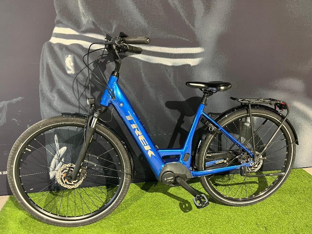 Trek District+6 Lowstep - 400 Wh - MOYEN - 2022, Vélos & Vélomoteurs, Enlèvement, Comme neuf, Accès (extra) bas