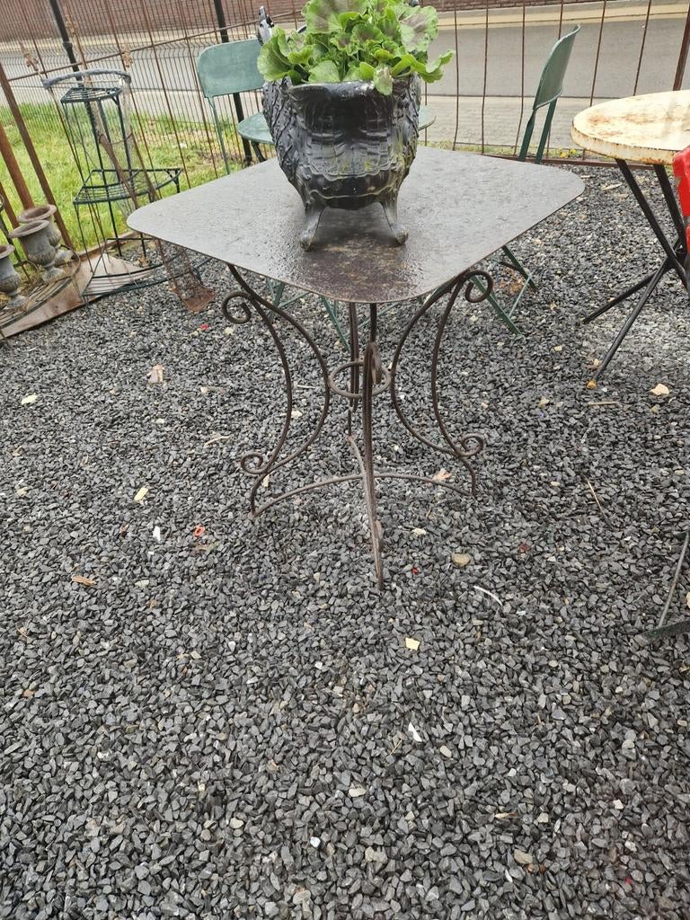 Metalen vierkant tafeltje grijs 62/62/72cm €75, Ophalen