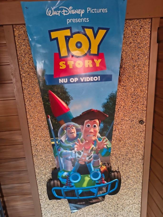 Originele Toy Story promotieposter – “Nu op Video!” – 13052, Ophalen of Verzenden, Overige figuren, Gebruikt, Plaatje of Poster