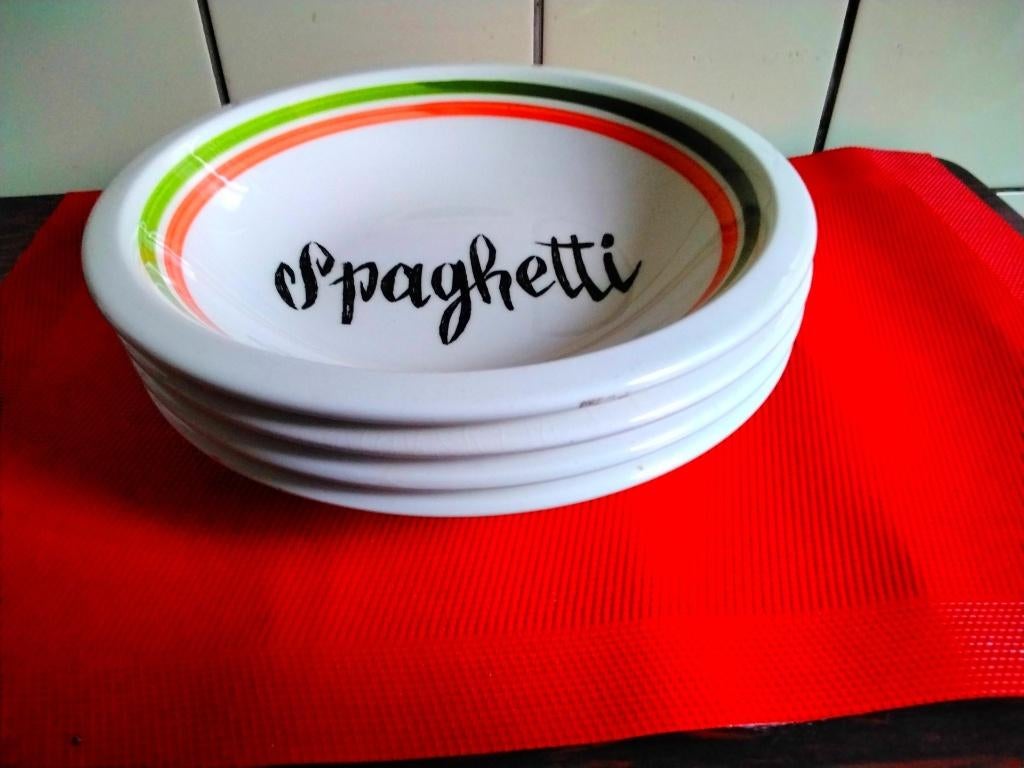 LOT DE 4 ASSIETTES A SPAGHETTI EN CERAMIQUE, Maison & Meubles, Enlèvement, Utilisé, Céramique, Assiettes(s)