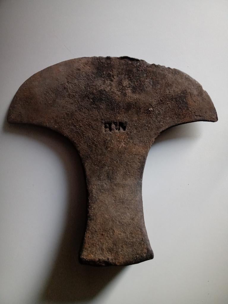 Smeedijzeren bijlhoofdartefact gesigneerd 17e Ardennen, Ophalen of Verzenden